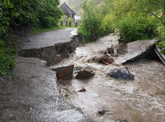 PLOI TORENTIALE si INUNDATII anuntate in mai multe judete