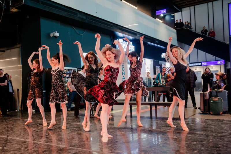 Opera Națională București, surpriză artistică pentru călătorii aflați în tranzit pe Aeroportul Internațional Henri Coandă, de Ziua Internațională a Femeii