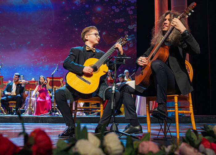 Gabriel Popescu, un tânăr chitarist de 12 ani, pe scena mare a Teatrului Național București, invitat în concertul „Simfonia iubirii”